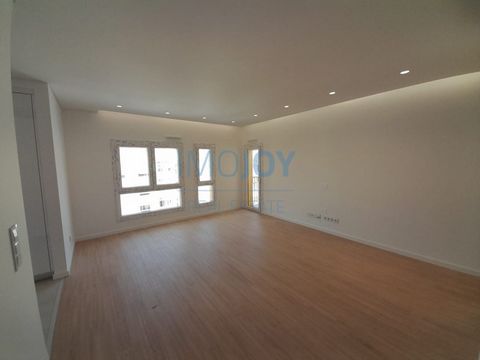 Nuovissimo appartamento con 3 camere da letto inserito in un edificio di 15 unità con 2 ascensori. L'appartamento è così composto: Ingresso con armadio, soggiorno/sala da pranzo (23,35 m2), cucina completamente attrezzata (9,4 m2) con balcone, 1 suit...