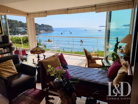 EXCEPTIONAL PROPERTY - Rare for sale! I invite you to discover this beautiful property in SANARY-SUR-MER, benefiting from an exceptional location, in the 2nd or 1st line, facing the sea. With a magnificent view of the big blue, direct private access ...