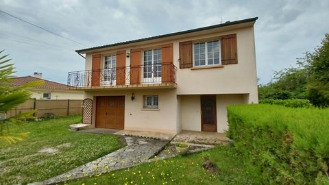 Avec un beau jardin plat et clôturé et un emplacement en centre bourg de Chancelade, cette maison profite de critères de choix. Le bus, les médecins, les écoles, les services et les commerces, tout est à moins de 5 minute et accessibles à pied par de...