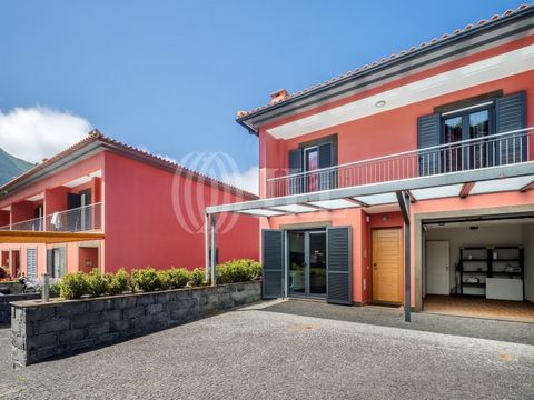 Villa jumelée 4 pièces avec 187 m² de surface brute de construction et 38 m² d'espace extérieur, située dans une résidence fermée à Sítio do Passo, à São Vicente, Madeira. Répartie sur deux étages, elle présente des éléments de l'architecture traditi...