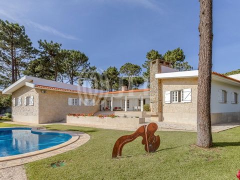 Villa 5 pièces de 380 m² de surface brute de construction, implantée sur un terrain de 1800 m² avec piscine et parking, à Quinta da Marinha Sul, Cascais. Villa de plain-pied récemment rénovée, caractérisée par des finitions de haute qualité et des di...