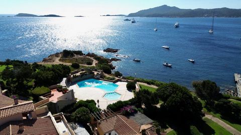 I ett av de mest suggestiva hörnen av Costa Smeralda, i Porto Cervo, finns en charmig lägenhet till salu i den prestigefyllda semesterorten Cala Romantica. Denna unika fastighet vid havet erbjuder en sällsynt möjlighet att uppleva lyxen och skönheten...