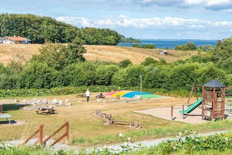 Mit einer schönen Aussicht über den Kleinen Belt und die Genner Bucht liegt der Ferienpark Løjt in einer schönen Umgebung mit Natur und einem Golfplatz. Alle Häuser liegen erhöht und viele haben Meerblick. Sehen Sie das Video auf YouTube. Danland Løj...