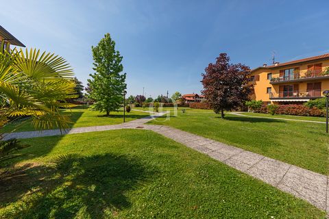 Splendid Four-room Apartment Never Lived in Sirmione, Lugana hamlet - With Double Box and Large Cellar. If you are looking for a house in a quiet and well-maintained residential context at an attractive price, this is the opportunity for you! Propert...