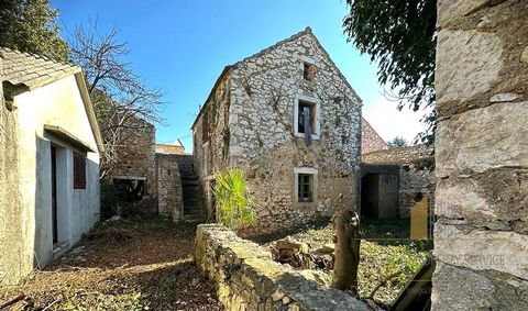 Esta casa de pedra isolada está localizada em uma excelente localização no coração de Kožin, a apenas 770 metros do mar e da praia. Nas imediações existem lojas, cafés, restaurantes, uma igreja e todas as comodidades necessárias para uma vida confort...