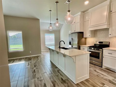 LIVE THE GOOD LIFE in HIGHLY desirable community! MUSTANG SCHOOLS! Welcome to the friendly Park Place addition home built by reputable builder. Walking trails, greenbelt, and lavish landscape throughout the neighborhood. 