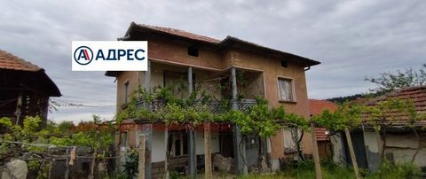 'Address' Real Estate offre una casa a due piani, situata nel villaggio di Nikolaevo, con un cortile pianeggiante di 580 mq. La casa ha una superficie totale costruita di 300 mq. Al primo livello c'è una cucina con sala da pranzo, un corridoio e due ...