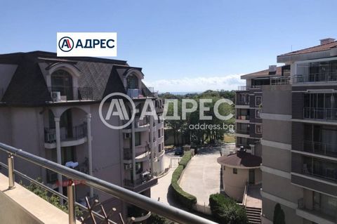 Grand appartement ensoleillé avec vue sur la mer dans le quartier le plus préféré de Varna 'Constantine et Helena'. Grand salon avec vue sur la mer. Meublé et équipé. Grande terrasse panoramique entièrement couverte, éclairée par le soleil du matin a...