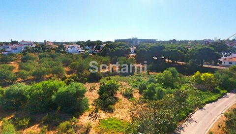 Excellent opportunity, close to Quarteira! Plot of rustic land with a total area of 4647m2, already with a project approved to construct up to eight buildings. Privileged location, less than 10 minutes from the beaches in Quarteira and Vilamoura, 20 ...