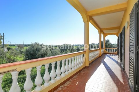 Ausgezeichnete freistehende Villa mit fünf Schlafzimmern in Silves Diese Villa befindet sich in der Gegend von Pera und bietet alle Annehmlichkeiten, die Sie benötigen. Mit insgesamt fünf Schlafzimmern, einem großen Wohn- und Esszimmer und zwei Badez...