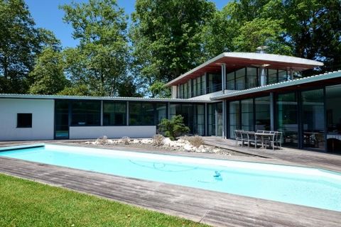 Elegante, moderne Villa von 250 m² vor den Toren von Biarritz, eingebettet in eine grüne Umgebung. Schönes, uneinsehbares Grundstück von ca. 2.000 m² mit Swimmingpool. Großartige architektonische Leistung. Nicht weit vom Meer, Schulen, dem Strand und...