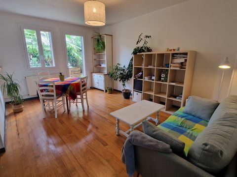 Située dans un quartier calme de Foix, cette charmante maison de 63 m² à la chance de disposer d'un petit jardin et d'un garage. Elle se compose de : Au rez-de-chaussée : Séjour et cuisine ouverte et un accès au garage et au jardin exposée Sud. A l'é...