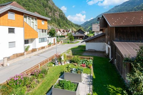 ¡Bienvenido a tu refugio perfecto en el Tirol! Este generoso apartamento en el primer piso está diseñado para alojar cómodamente a familias o a un grupo de hasta 8 amigos, ofreciendo una base cómoda y conveniente para tus aventuras alpinas. Sal a dis...