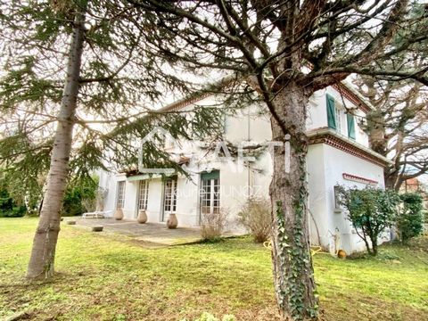 Quartier prisé d'AUSSILLON, proche de toutes commodités (écoles et commerces), je vous présente cette grande maison familiale des années 50, sur un terrain de 1068m², composée : au rez de chaussée d'une vaste entrée, d'un salon-séjour de 50m² exposé ...