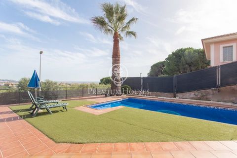 Presentamos esta bella casa, con espectaculares vistas al mar y muy cerca del centro del pueblo de Calella de Mar y a 10 minutos caminando de la playa. Con una ubicación privilegiada hace que tenga privacidad y tranquilidad. La casa consta de tres pl...