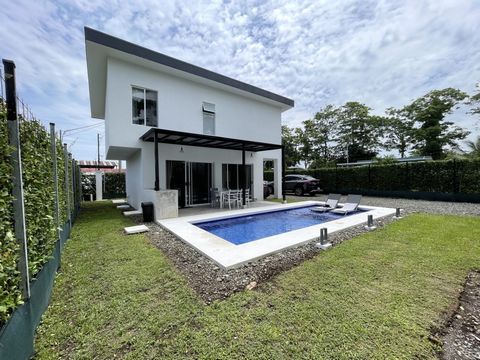 Découvrez cette superbe maison de plage moderne à seulement 5 minutes de Playa Palma, Parrita. Cette maison bien ventilée et éclairée offre 155m² de construction sur un terrain de 359m². La conception à deux étages comprend : Rez-de-chaussée: – Un sa...