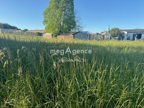 Ce terrain de 500 m² est situé à Le Gua (17600), offrant un cadre idéal pour construire la maison de vos rêves. Niché dans un environnement paisible de campagne, il jouit d'une exposition favorable au Sud-Ouest, permettant de profiter pleinement de l...