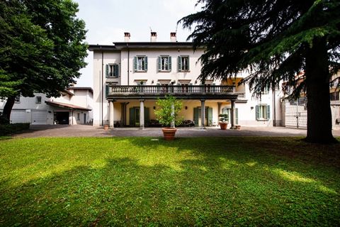 Cette villa à vendre à Lallio représente une opportunité unique pour ceux qui veulent vivre immergés dans la tranquillité et la beauté de la campagne, sans renoncer au confort de la vie moderne. Construite en 1930, la villa est en excellent état et e...