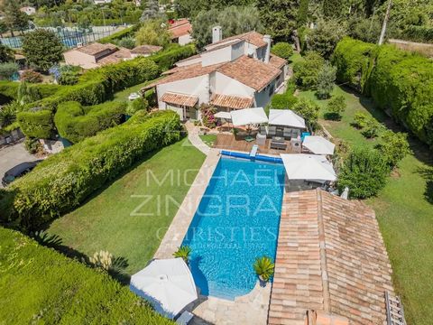 Cette charmante villa provençale de plus 240 m² est idéalement située dans un domaine fermé, dans un secteur très résidentiel de Mougins. Elle se compose d'un beau salon avec cheminée , de 5 chambres dont une chambre de maître située en rez-de-jardin...