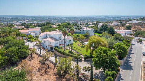 Vi presentiamo una splendida villa tradizionale che incarna il fascino del Portogallo, situata a pochi passi dal pittoresco villaggio di Boliqueime. Questa proprietà vanta giardini maturi e ben consolidati, un ampio vialetto, un comodo posto auto cop...