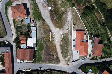 Situé près du centre de Vizela, ce terrain bénéficie d’un emplacement privilégié, à proximité des services essentiels, des écoles et des zones de loisirs. D’une superficie totale de 2294m², il offre la possibilité de créer plusieurs unités résidentie...