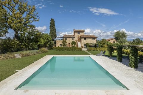 Bara ett stenkast från Montepulciano, renässansens pärla i Val d'Orcia, ligger denna exklusiva fastighet inbäddad i en oas av lugn och avskildhet. Denna fantastiska villa med pool ligger på 1,5 hektar mark och erbjuder en oöverträffad boendeupplevels...