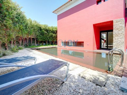 Fantastique maison individuelle de 4 chambres, au design contemporain, avec d'excellentes finitions et beaucoup de lumière naturelle, piscine, jacuzzi, barbecue et jardin orienté sud / pont. Situé dans un quartier Premium et résidentiel de villas à B...