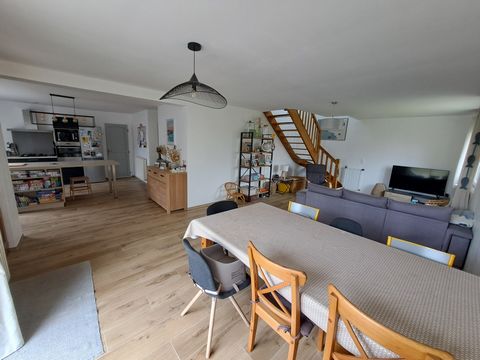 Au calme , a proximite immediate des commerces et à 10 minutes des plages , belle maison traditionnelle construite en 2003 offrant de plain pied : une entrée sur sejour salon avec cuisine aménagée et équipée de 51 M2, une chambre avec un dressing et ...