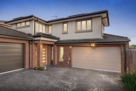 Una splendida rappresentazione del lusso contemporaneo, questa casa a schiera posteriore di due irradia un'eccellenza senza tempo, spazi generosi e finiture di fascia alta in tutto. Gli interni sono caratterizzati da pavimenti in legno e tonalità mod...