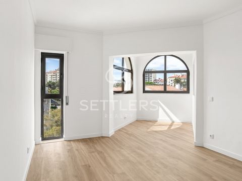 One-bedroom flat fully renovated, located in a prestigious area of Cascais, in the heart of Bairro do Rosário, just a few minutes from the historic city centre of Cascais. Second floor, in a building with a lift, with 49 m² of gross private area, com...