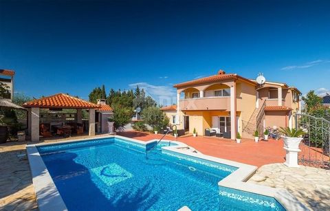 Location: Istarska županija, Pula, Štinjan. ISTRA ŠTINJAN - Family apartment villa located in a quiet and cul-de-sac, not far from well-maintained beaches and promenades We are proud to present this quality family villa located only 1 km from well-ke...