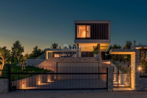 Location: Šibensko-kninska županija, Primošten, Primošten. DALMATIEN PRIMOŠTEN Villa mit Pool und Meerblick Wir bieten diese außergewöhnliche Villa mit Überlaufpool in der Gegend von Primošten zum Verkauf an, zeitgenössische moderne Architektur, mit ...