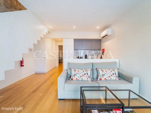 Apartamento T1 no primeiro piso com 78 m2 e vista única para a ponte D. Luís, Ribeira do Porto e Rio Douro. Local de grande interesse histórico e turístico. O apartamento está a funcionar como alojamento local e está totalmente equipado e mobilado. T...