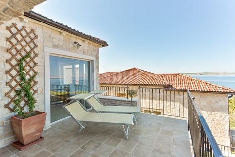 Location: Zadarska županija, Ražanac, Rtina. ZADAR, RAŽANAC - Beautiful stone villa with a view of the sea A beautiful stone villa by the sea is for sale in Ražanac near Zadar. It consists of two luxuriously decorated apartments with a sea view. One ...