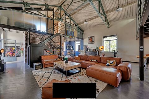 Spectacular duplex loft of more than 170m2 located on the heights of Sommieres. This unique space is the result of the recent and very successful rehabilitation of an old industrial building emblematic of the city, offering an authentic character and...