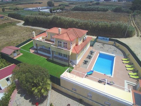 Een werkelijk uitzonderlijke villa, gelegen op slechts enkele minuten van het prachtige strand van Areia Branca. De begane grond bestaat uit een ruime keuken met een eethoek, ideaal voor het bereiden en genieten van familiemaaltijden. De gezellige en...