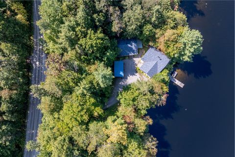 Superbe propriété bordée au lac Émeraude habitable à l'année. 2 chambres à coucher. Abri à bateau, garage 24x30, terrain de +/- 22 392p². Ce magnifique endroit sera l'emplacement idéal pour profiter pleinement et vous ressourcer. N'attendez pas et de...