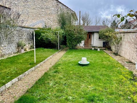 Maison de ville, au centre de Milly, façade mitoyenne sur rue. Avec jardin arrière arboré clos de murs de 350 m2 avec cour et dépendances. Cette maison comprend : Au rdc: Entrée, séjour avec cheminée, cuisine aménagée, bureau, WC. A l'étage: 3 chambr...