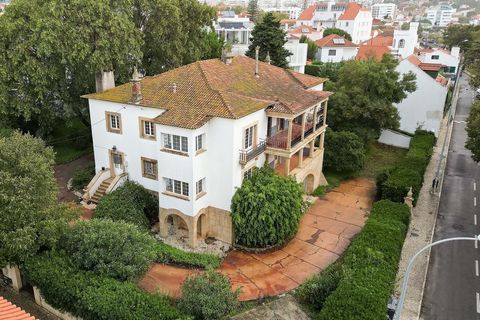 Dit prachtige paleis, gebouwd in het midden van de jaren 1930, is te koop, momenteel omgebouwd tot een seniorenwoning, met een inherente commerciële licentie die kan worden gewijzigd in een andere commerciële tak. Gelegen aan een charmante straat in ...