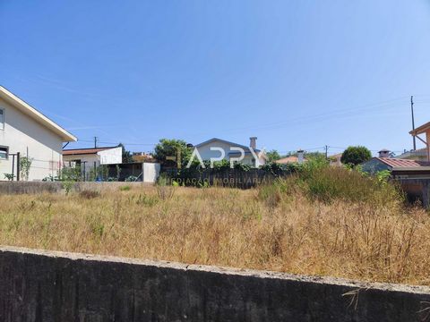 Excellent investment opportunity, constructive land well located in a quiet residential area with a total area of 448m2 and an implantation area of 150m2. 5 minutes from the Pingo Doce supermarket and downtown São Paulo De Oleiros and the Vouga line....