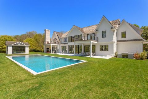 Situé dans la section Georgica Estate d’East Hampton Village, ce luxueux domaine fermé de 9 312 pieds carrés offre bien plus que son emplacement privilégié. Avec 9 chambres, 8 pleines et 2 demi-salles de bains, cette nouvelle construction dépasse fac...