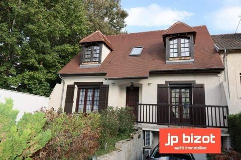 CHILLY MAZARIN : Très belle maison sur un terrain de 621 m² bien exposé, comprenant : Au rez de chaussée, entrée, séjour-salon de 38 m², cuisine équipée une chambre, belle salle d'eau, WC, au 1er étage, un palier desservant trois grandes chambres, un...