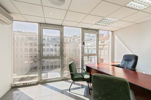 This exceptional office of 210 m2 is strategically located next to Rambla Catalunya, on the fifth floor of a prestigious office building. It is a central and bright space, perfectly prepared to start working immediately. The interior design includes ...