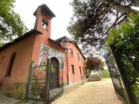 Charmante ferme du 17ème siècle avec église privée à Gavardo Dans une splendide position à flanc de colline à Gavardo, immergé dans la verdure des premières collines et à quelques minutes des principaux services, nous vous proposons une charmante fer...