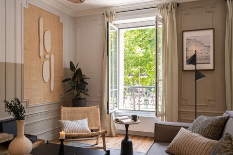 Magnifique appartement rénové et meublé situé sur l'avenue de Breteuil, dans le quartier des Invalides, dans le 7e arrondissement. Il est situé au 1er étage, à proximité des stations Ségur, Sèvres-Lecourbe et Duroc. Les attractions à proximité sont l...