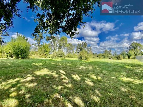 A Pont de Vaux, venez vous installer dans cette jolie petite ville, sur un terrain à proximiter des commerces, des écoles..., afin de réaliser votre projet immobilier. La parcelle de terain de 1 479m2 est bornée et située hors lotissement. Prenez con...