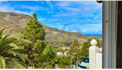 Casa unifamiliare bifamiliare a due piani situata in Calle Paseo Los Dragos, Agaete, Las Palmas de Gran Canaria, la casa è composta da soggiorno, sala da pranzo, cucina, ripostiglio e portico al primo piano e al secondo piano è composta da bagno, rip...