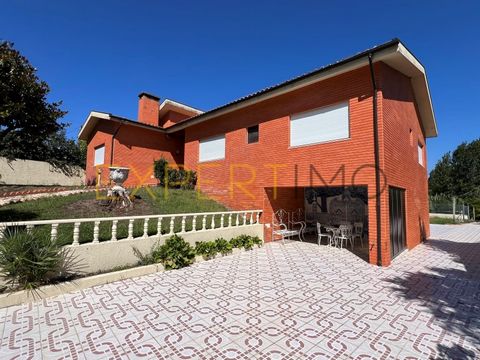 4 bedroom villa with swimming pool, tennis court, fruit trees on 2800m2 of land, Anadia We present this 4 bedroom villa of great dimensions! At the entrance of the villa there is a hall that distributes to the left to the living and dining room and t...