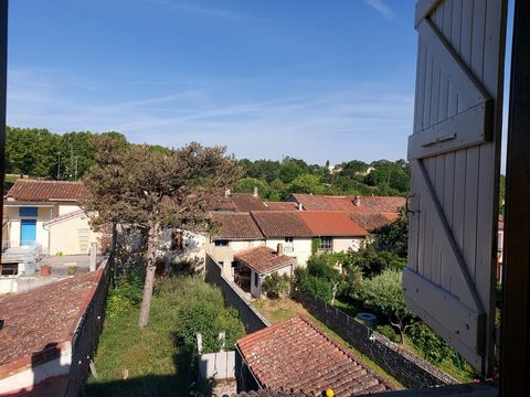 Grande maison de ville située Allée du Balouard côté espace piétons. Proximité immédiate des écoles. Belle maison d'habitation avec de grands volumes. 192 m2 de surface habitable. Elle comprend au rez-de-chaussée un salon de 36 m2, une grande cuisine...