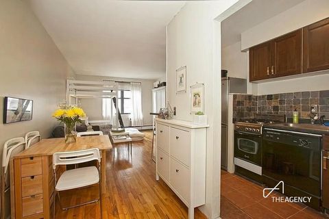 Willkommen zu Hause in diesem wunderschön renovierten Studio im Herzen von Kips Bay, mit hohen Decken, Parkettböden, Deckenventilator, Geschirrspüler und einem dekorativen Kamin. Die Südausrichtung lässt viel natürliches Licht durch den Raum fallen u...